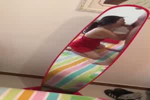 约的骚少妇阿姨，一大早驱车赶来，阿姨穿着性感的睡衣，跪在镜子前吃大鸡巴，被吸得很厉害！  背景图片