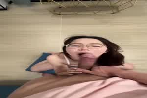 【不懂就问，这是第一次吃鸡巴？】高价收录系列，第一次见那么享受鸡巴的，这么骚口活你能坚持多久  背景图片