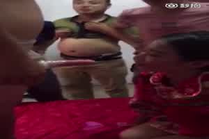 恶俗闹洞房！命令新娘品尝“敏感鸡”一靠近就滴下白色液体  背景图片