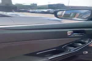 第一次尝试让老婆在车上帮我口交  背景图片