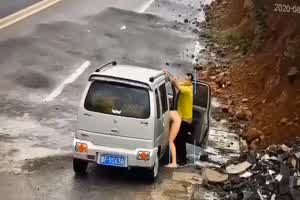 门事件 求刺激做爱在车上后入被场外监控拍到  背景图片