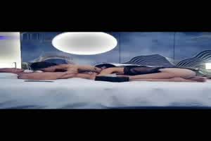 爆操两个气质小姐姐，绝美口活2  背景图片