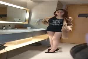 妹子拍摄流出 清楚看到他的逼  背景图片