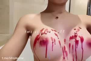 热腊滴在极品美胸上相当刺激  背景图片