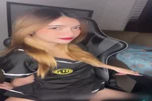 ins小网红各种骚样不雅自拍流出  背景图片