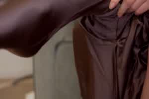 美女高清紧身衣挠养养，这算情趣还是地狱  背景图片