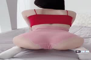 原创精华版 粉色情人 邻家女孩酒店约操惨遭中出  背景图片