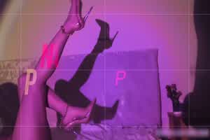 紫色色情骚货，这叫声绝了  背景图片