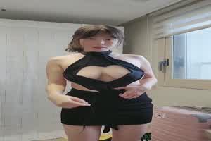 巨乳抖奶晃不停！这奶比头都还大！  背景图片