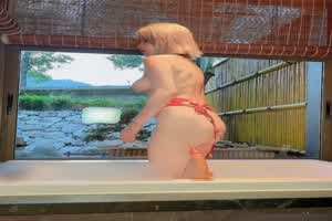 yuumeilyn-日本旅游浴室自慰，插喷潮后在舔舔手指  背景图片