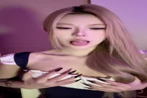 抖音网红大尺度阿黑颜自拍，反差婊母狗「枭娍」摆出一副欠操的脑残样！傻逼脸模拟口交，模拟高潮  背景图片