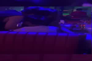 酒吧车车！两男一女卡座现场表演活春宫！  背景图片