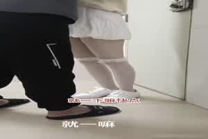 【兄妹乱伦强上二姐】强推白丝姐姐，居然还是第一次吃鸡，连二姐夫都的都没吃过，嘴上说不想要扒开内裤都湿  背景图片