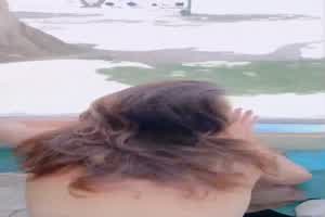 与老婆在窗台做爱，海滩上都是人，渴望被发现被偷窥，‘头抬起来，多人干你’，妻子淫荡的叫声好大好骚！  背景图片