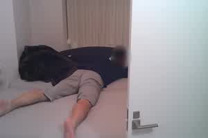 真实夫妻激烈性爱的偷拍镜头被现场直播  背景图片