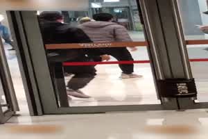 武汉洪山区万科广场ViviLand女子裸奔 只因男友出轨闺蜜而后进行报复性全裸上街！  背景图片