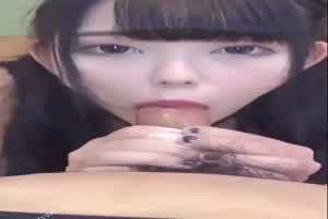 日系可爱大眼妹子吃鸡吞精(看着她清澈大眼让人几秒出货)  背景图片