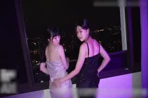 淫荡紧穴扩张训练，小穴成功被插入最深处，「魏乔安」与中国小姊姊「优娜Una」进行3p多人淫乱性爱  背景图片