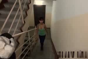 混血小仙女蹲在楼梯间被射满嘴  背景图片