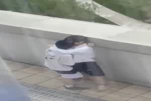 网曝门 小情侣被拍到户外热吻抠抠  背景图片