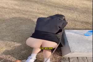 天气不错，牵着母狗公园溜溜！虽然不断有人经过。之后带到酒店炮机虐阴半小时，连续喷潮半分钟  背景图片