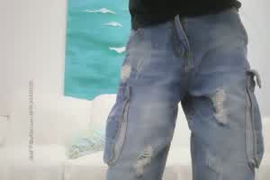 《千人斩探花》找兄弟与黑丝妹子玩3P，两个洞都给肉棒塞满满  背景图片