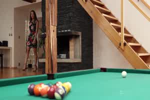 乌克兰极品女神穿上撩人旗袍，打台球打到被一杆进洞中出  背景图片