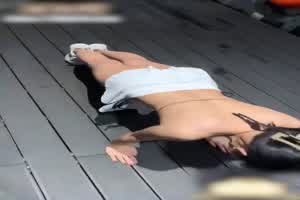 广州健身媛宋娅彤 高颜值六块腹肌金刚芭比 大尺度私拍  背景图片