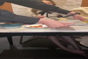 极品高颜值反差婊，露脸穿着黑丝在餐厅露出包厢内口交吃精后入  背景图片