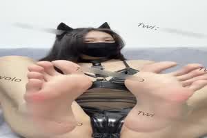 高价自购露脸女神-土豪皮衣黑色情趣定制，用自慰棒插出水后，直接上炮机一直轰，一副享受的半脸真是诱惑  背景图片