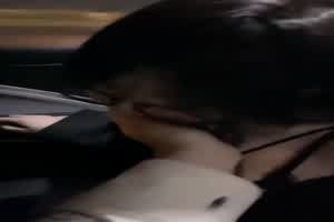 骚逼里的极品，颜值超高，骚的厉害，有一种狐媚子的气质，网约车上直接脱衣非要吃鸡巴  背景图片