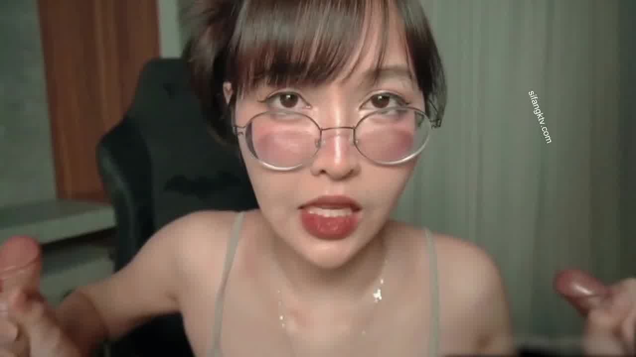  deerlong眼镜正妹性感口爆 的剧照8