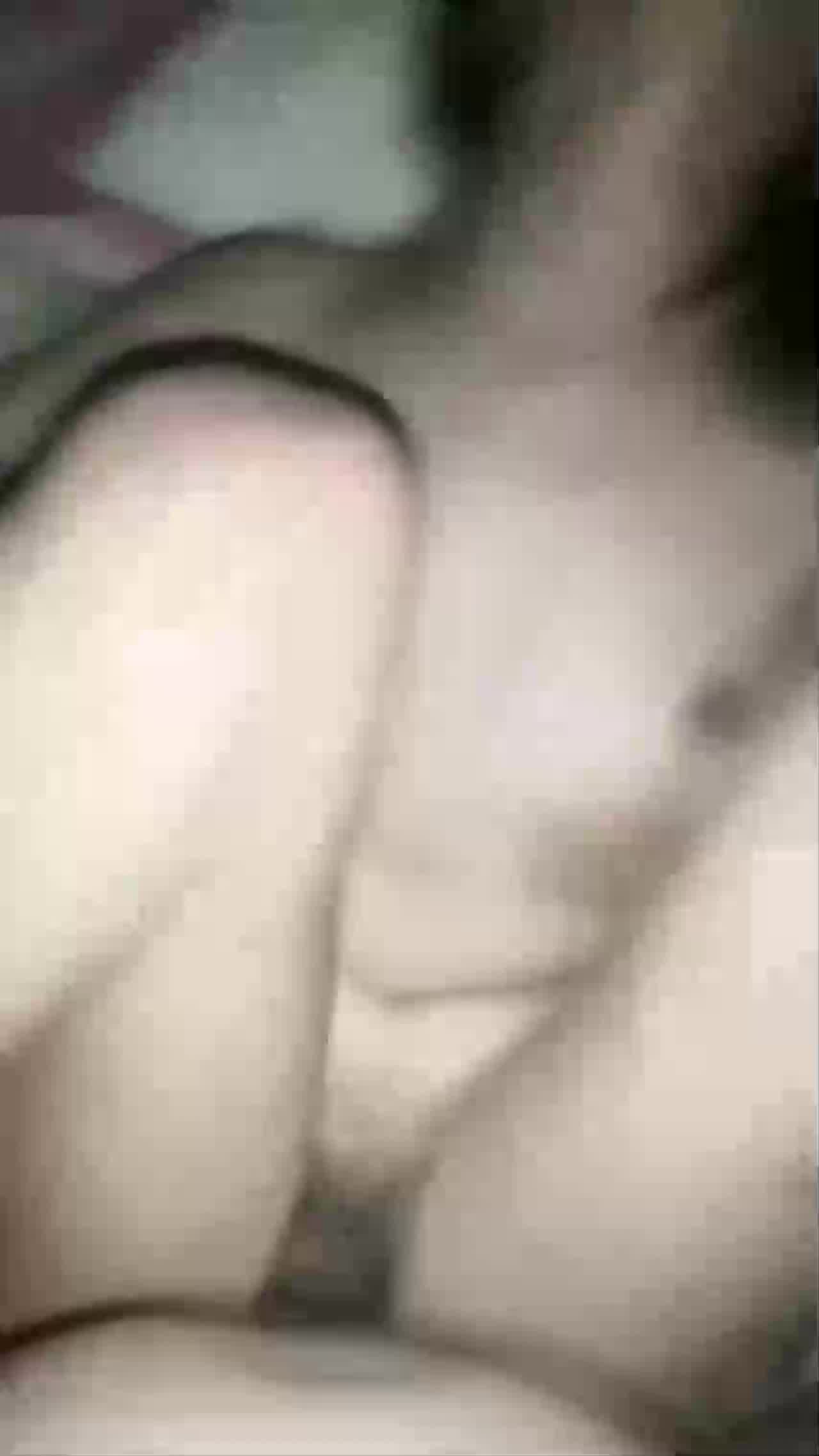  22岁媳妇好骚，啊啊啊啊啊不行啦，爽不爽媳妇，还要不要干了，要干我，这叫床声大的隔壁都能听见！ 的剧照8