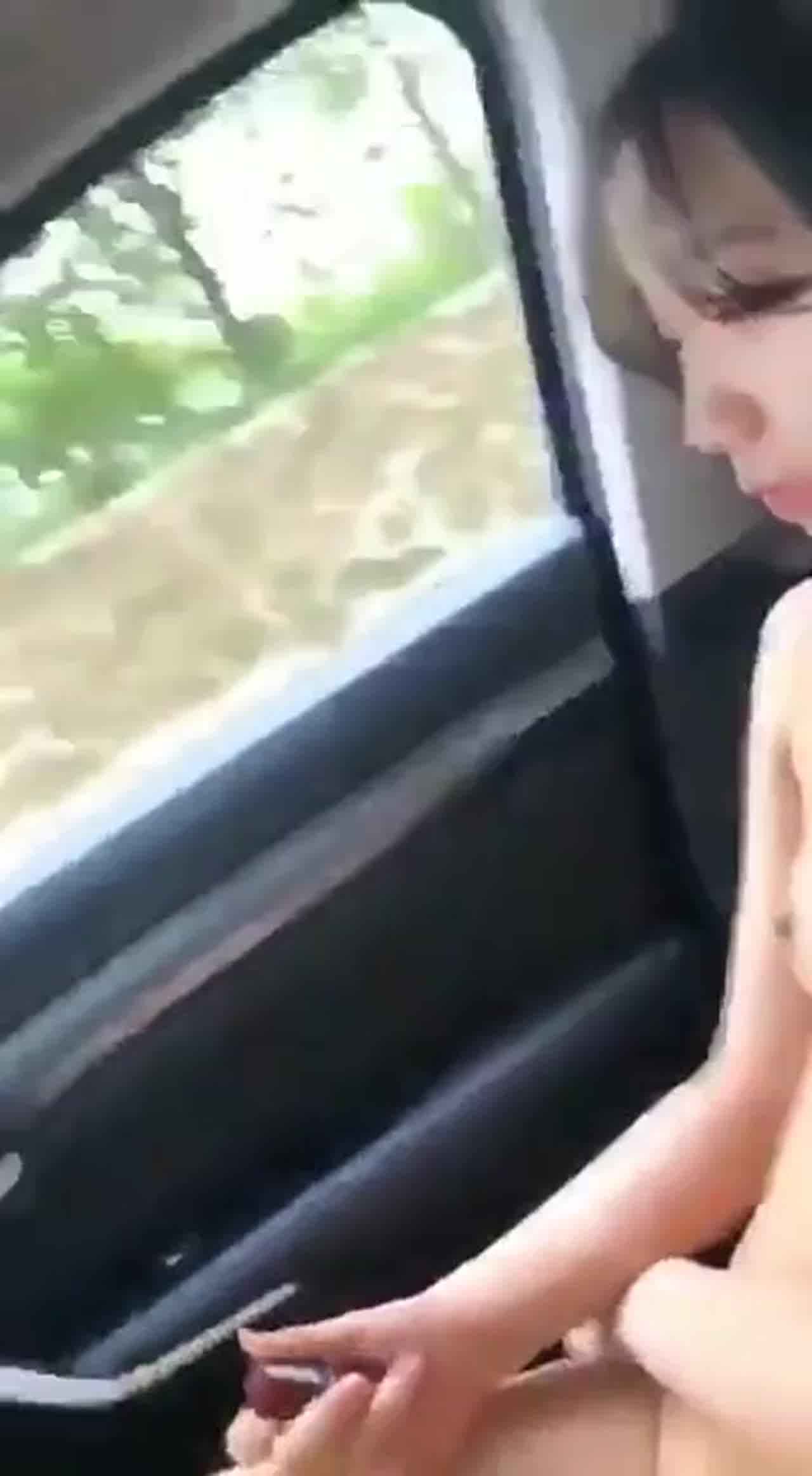  可爱妹妹裸体坐副驾~还很自然地跟路人聊天~ 的剧照9