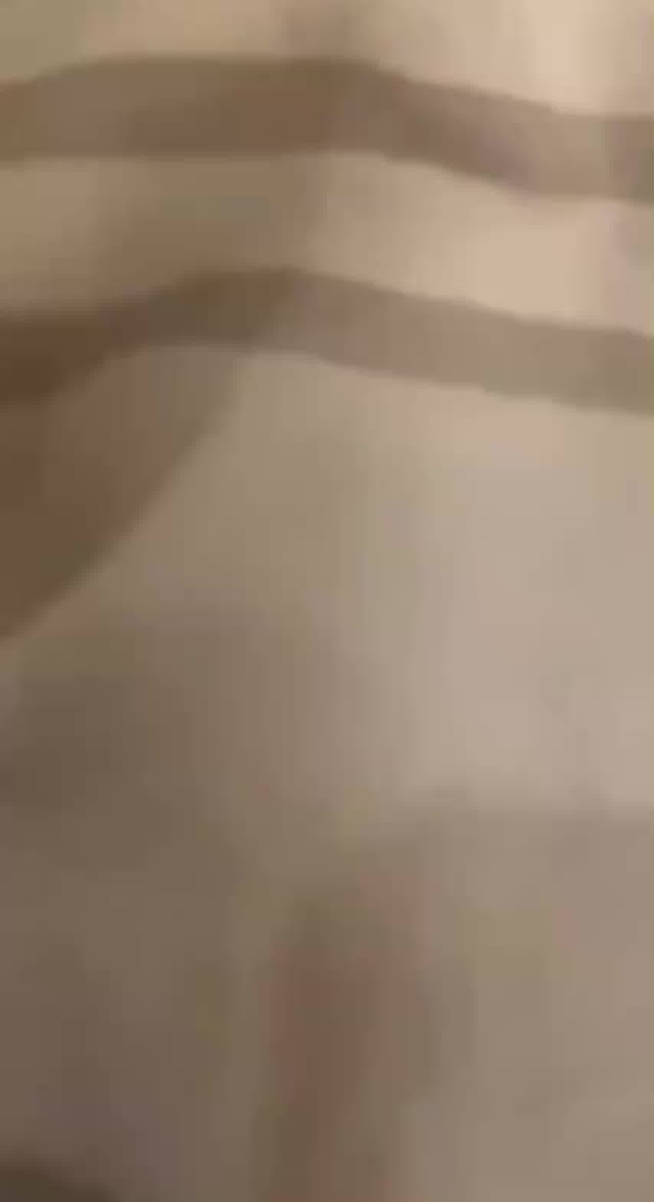  大四学姐在开学第一天先下手为强，主动掰开骚穴让学弟享受 的剧照7