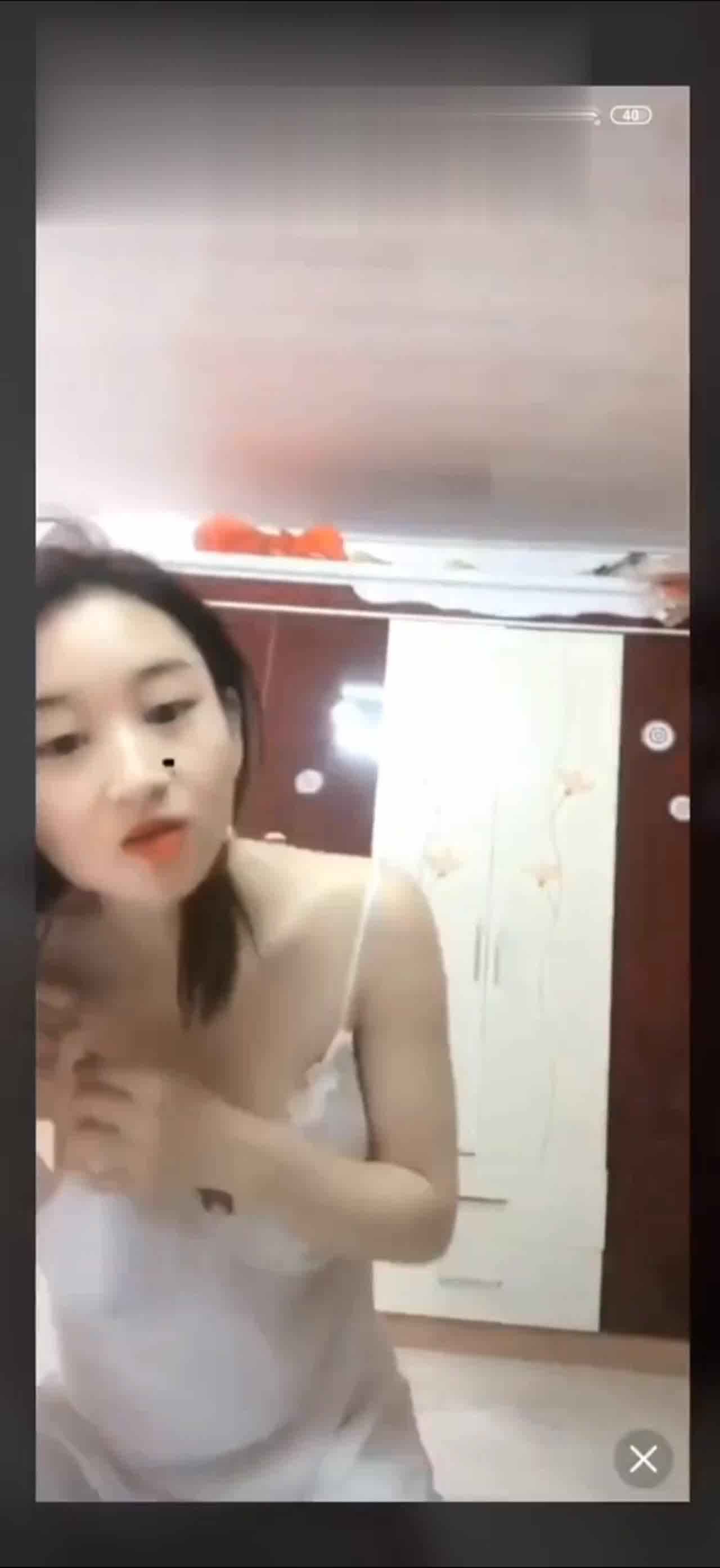  抖音走光系列-故意露奶 的剧照4