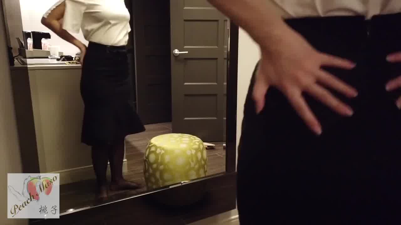  黑丝无内桃子当助理 犯错挨揍初“日”转正 的剧照2