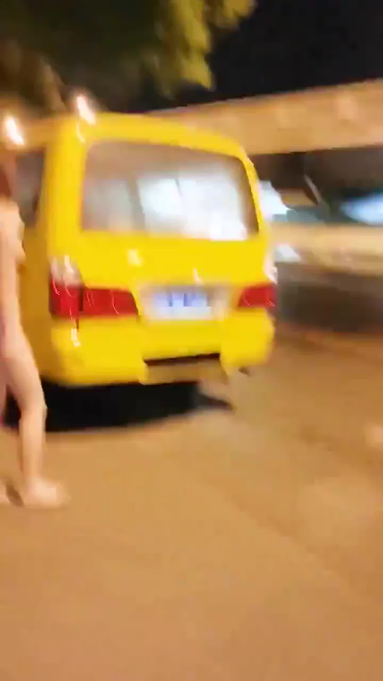  躲在车后一下 的剧照1