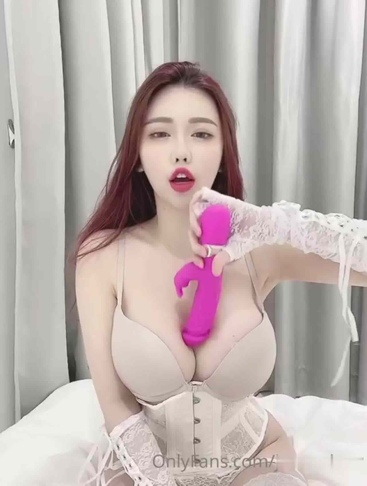  网红周甄娜 年度按摩棒代言人 的剧照1