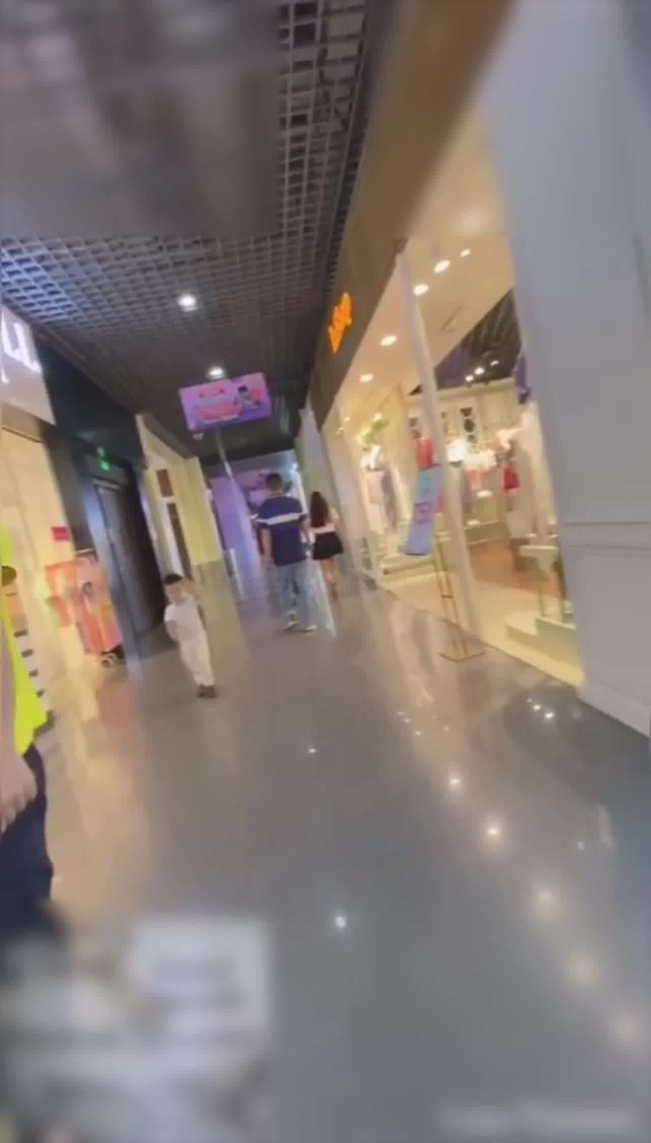  嫩屄少女冯姗姗户外露出母狗调教 的剧照8