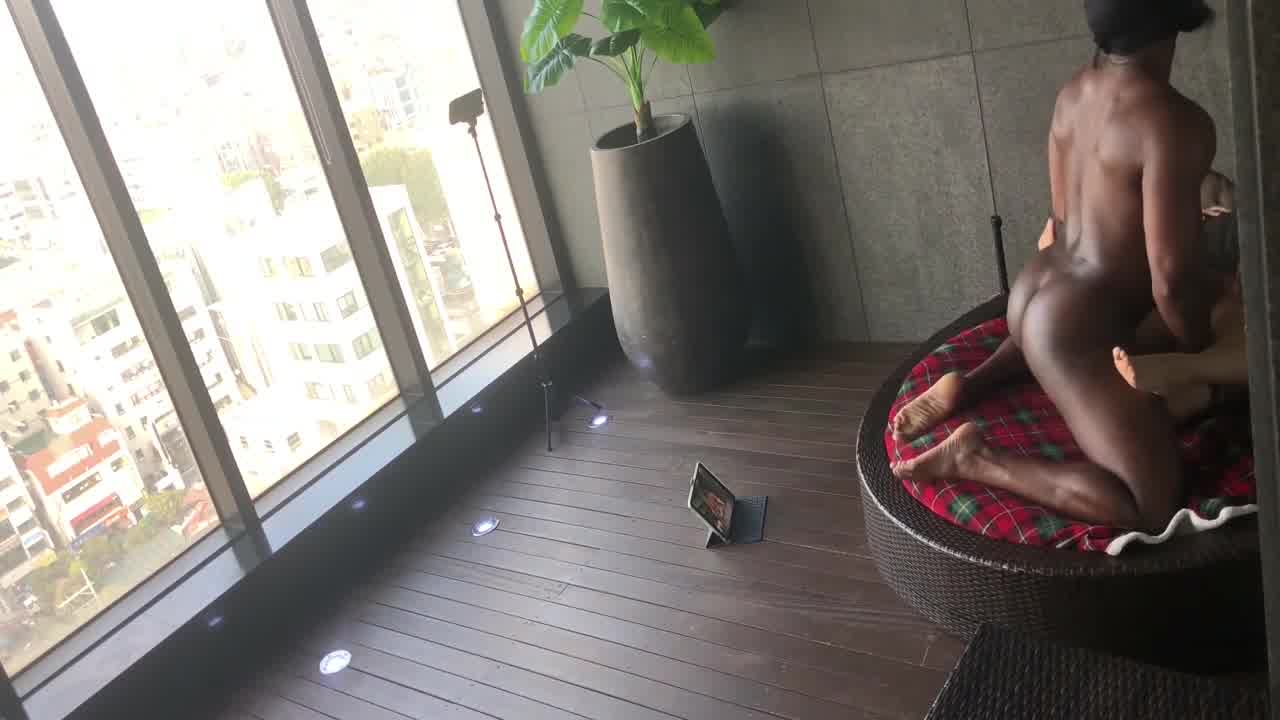  亚裔骚货喜欢黑人的大屌塞的满满的 的剧照4