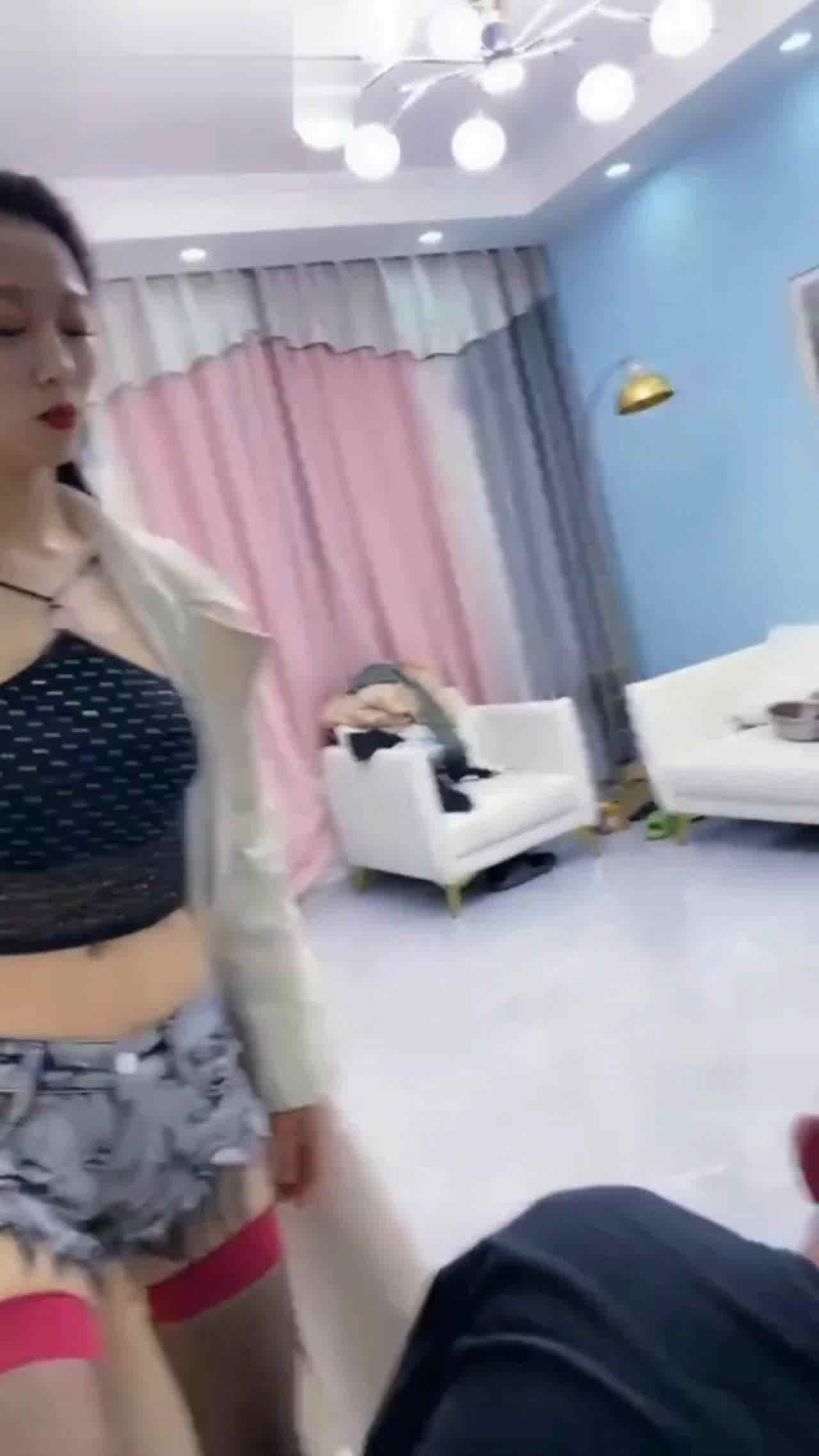  颜值少妇调教公狗 的剧照1