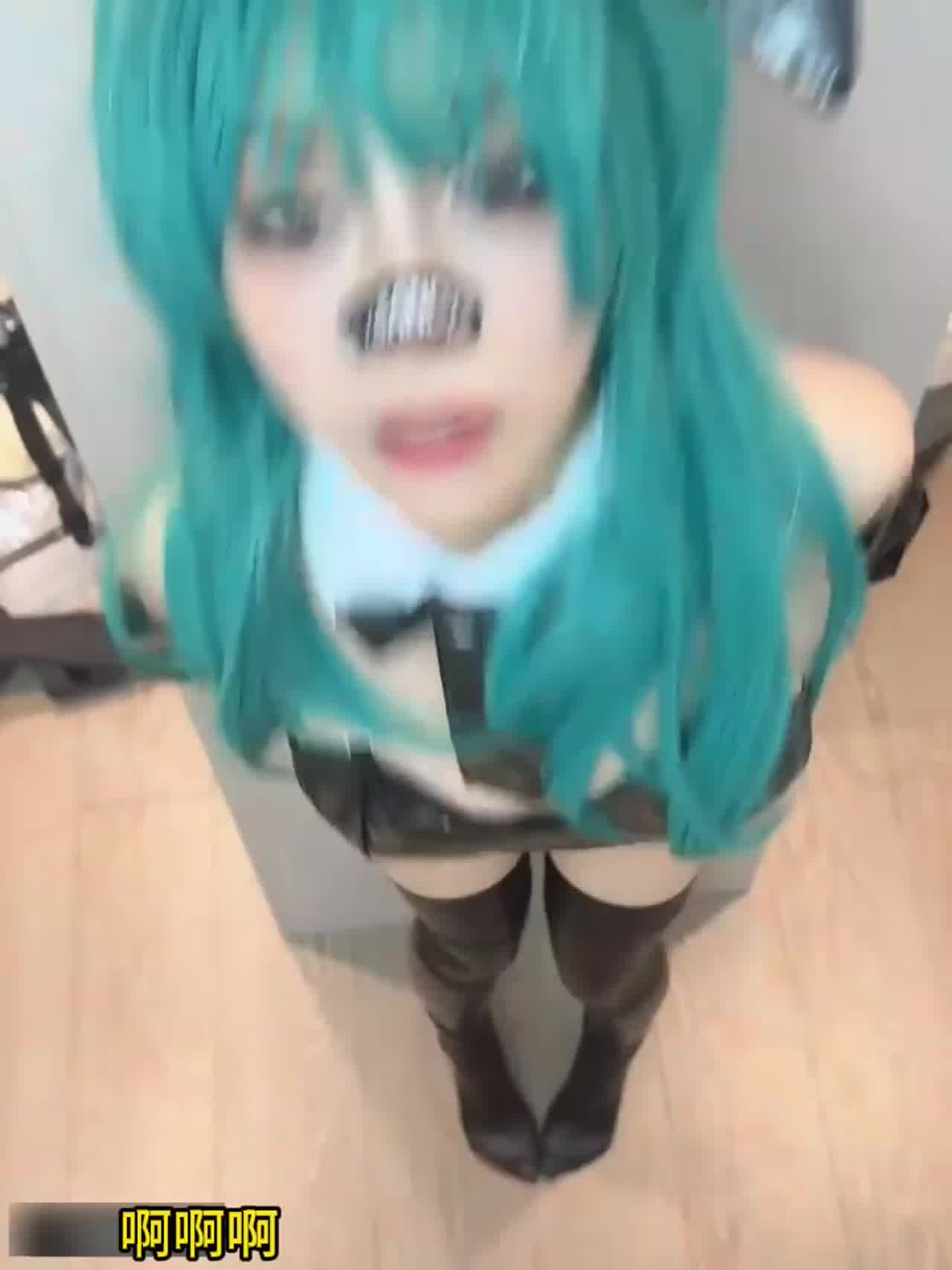  【清纯的脸和高潮的表情，真是让人欲罢不能】刚满18岁就这么骚吗？真假鸡吧同时输出，操到高潮浑身颤抖！ 的剧照2