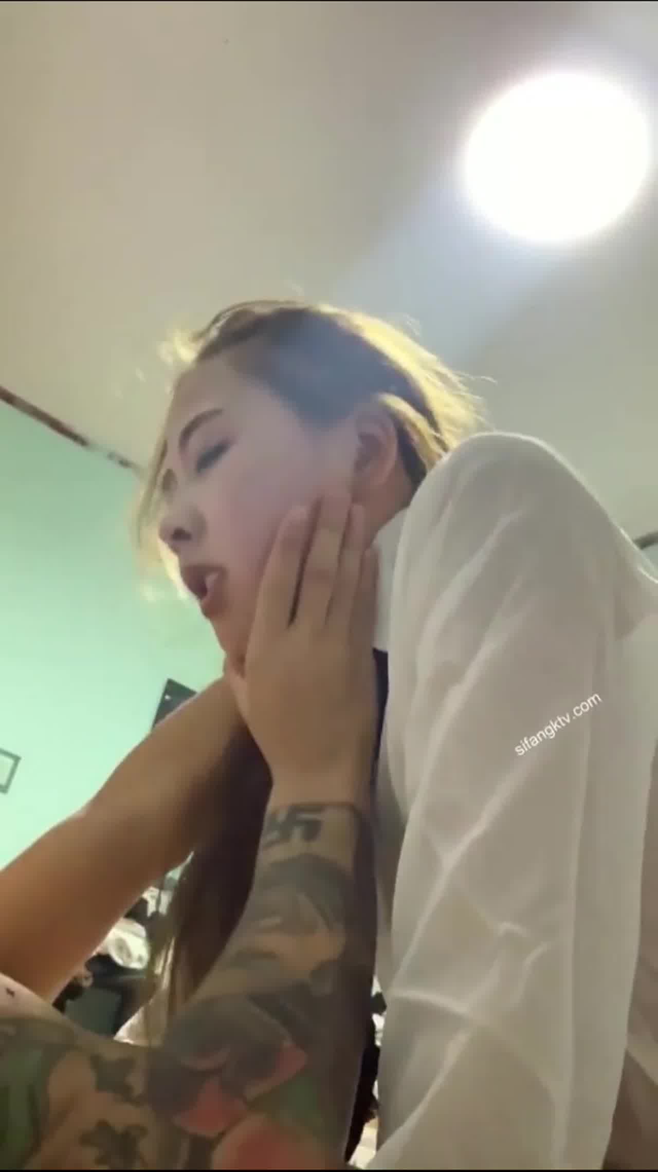  刺青小哥猛干，扒开他的骚穴 的剧照1