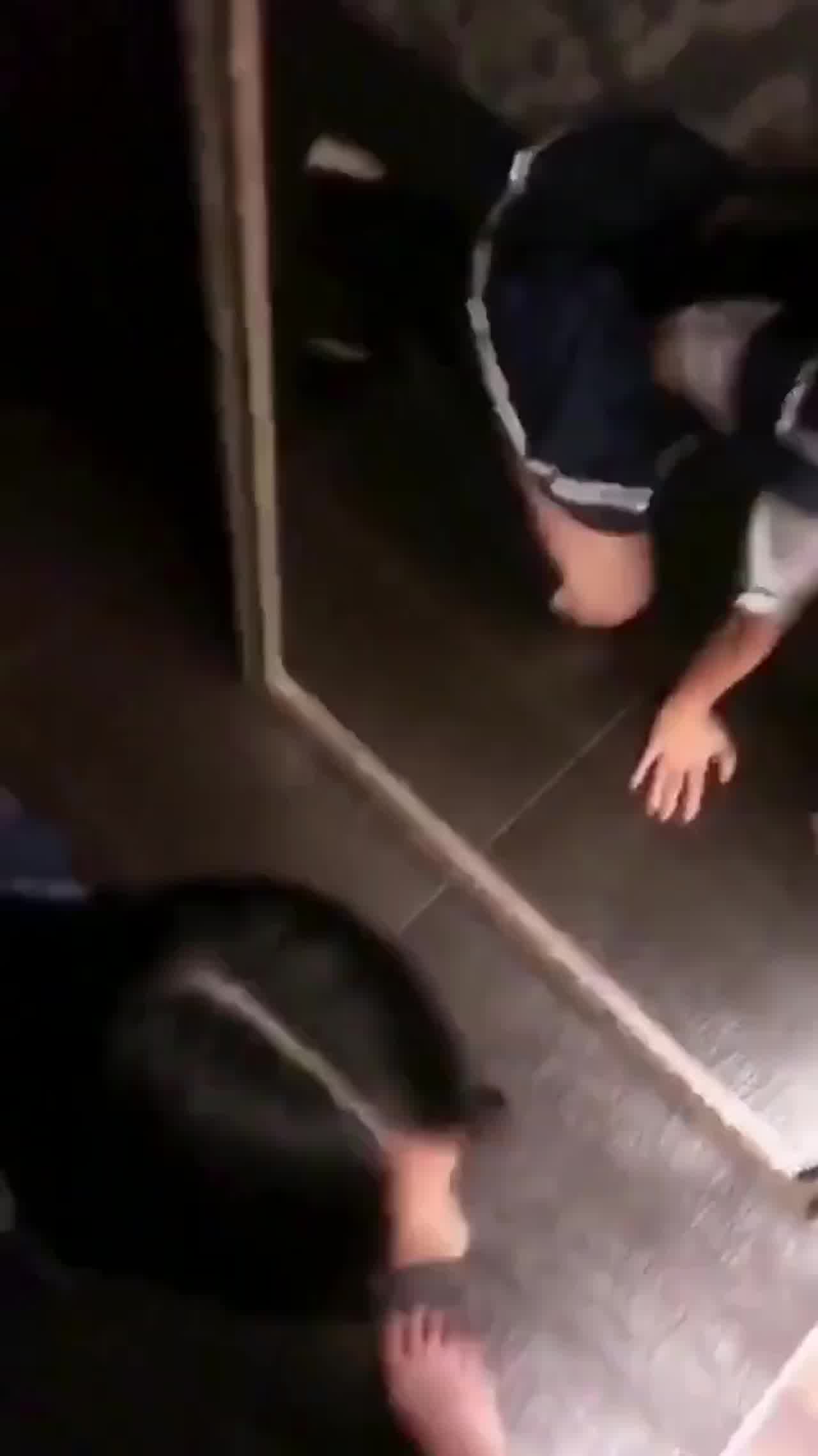  趴着口交制服 的剧照3