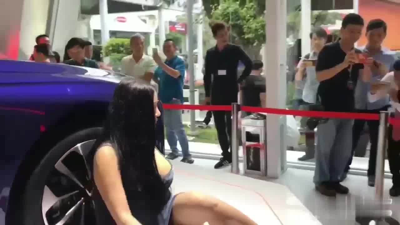  火辣车模 在车前搔首弄姿时不小心露两点 的剧照8