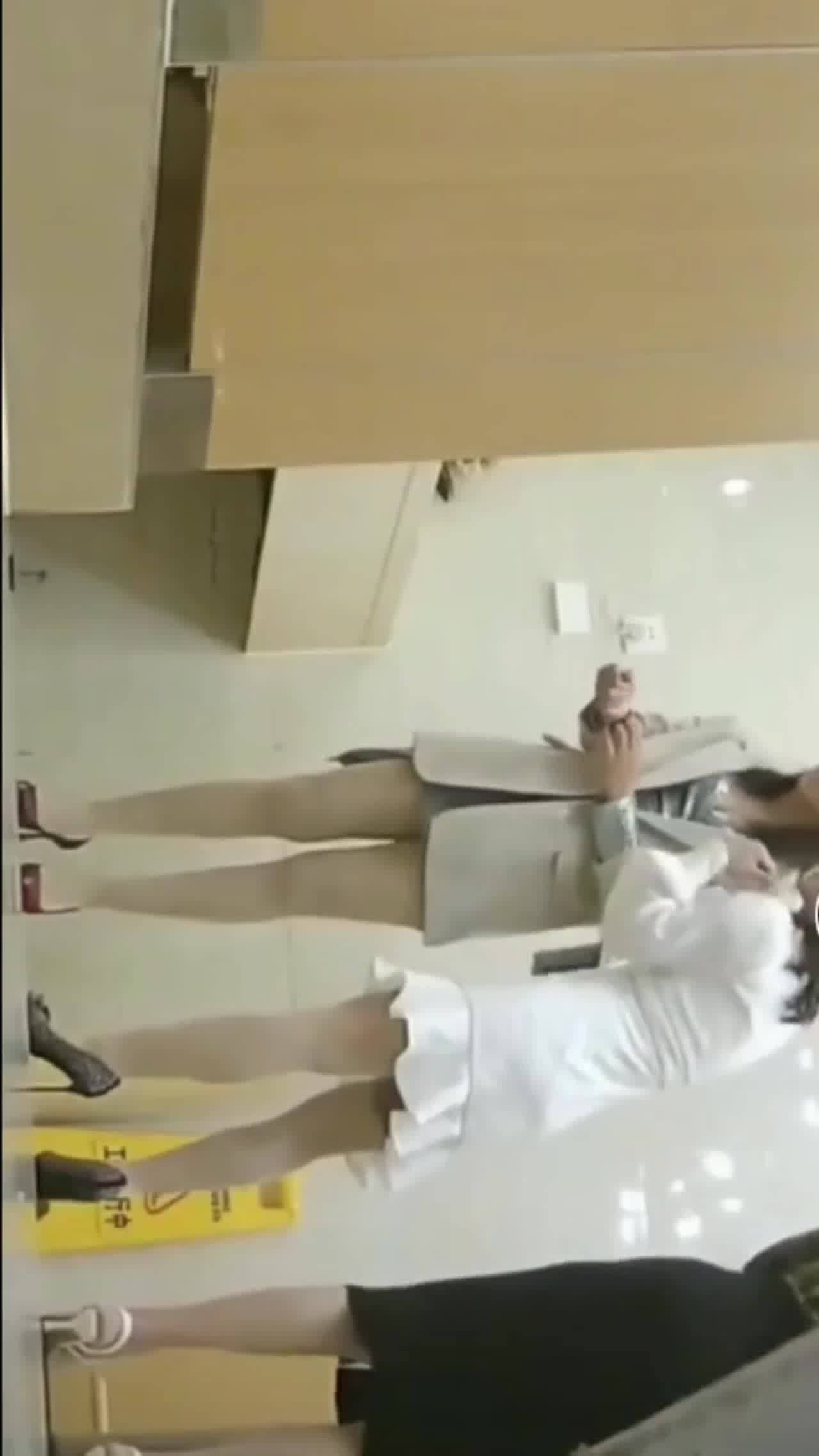  热门吃瓜，大神潜伏一家上市公司厕所 的剧照9