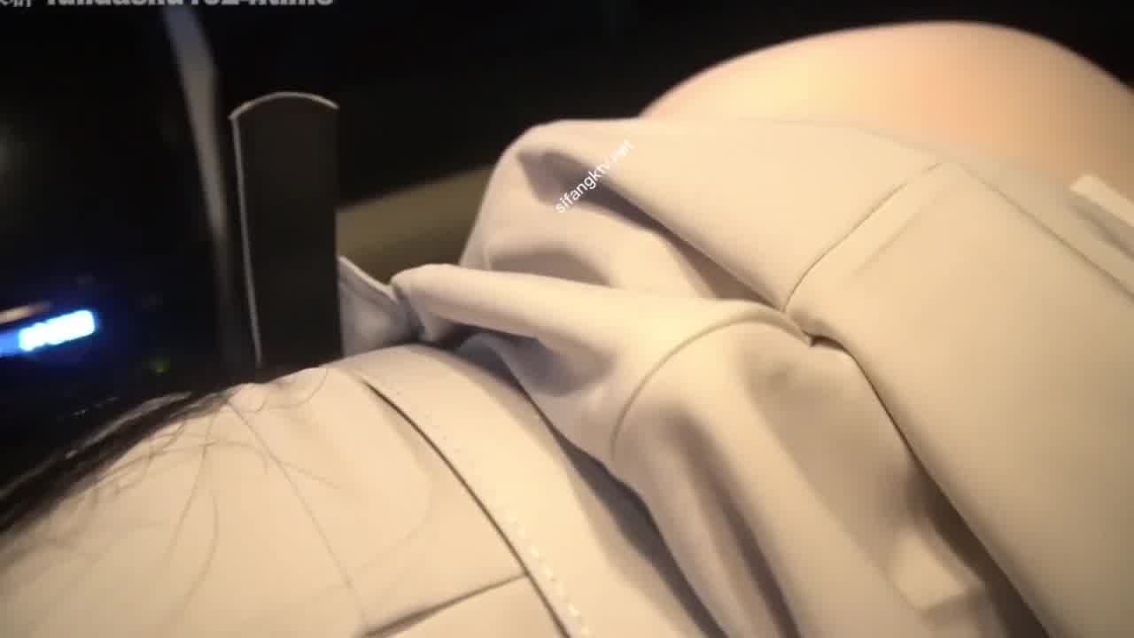  极品少妇找不到老公的车被单男发现跳蛋 直接车震一发 的剧照2