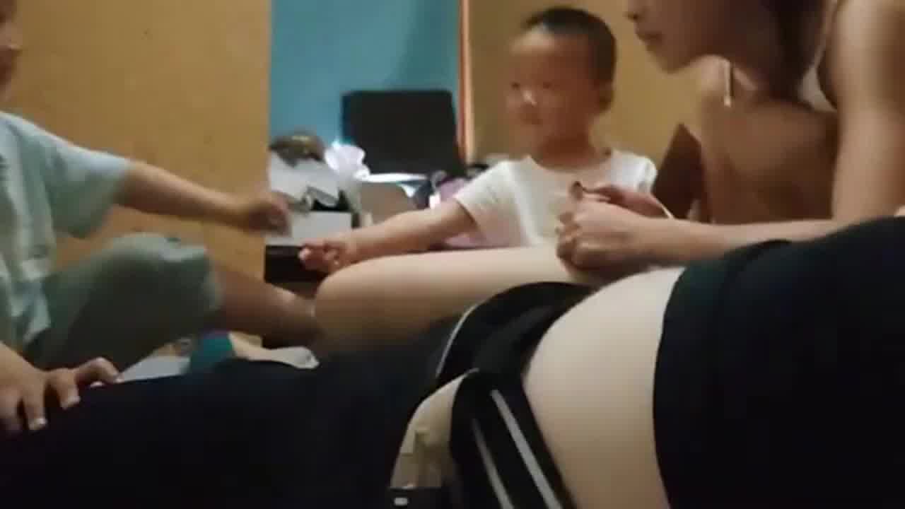  眼镜大叔用大鸡巴安慰女同事 的剧照7