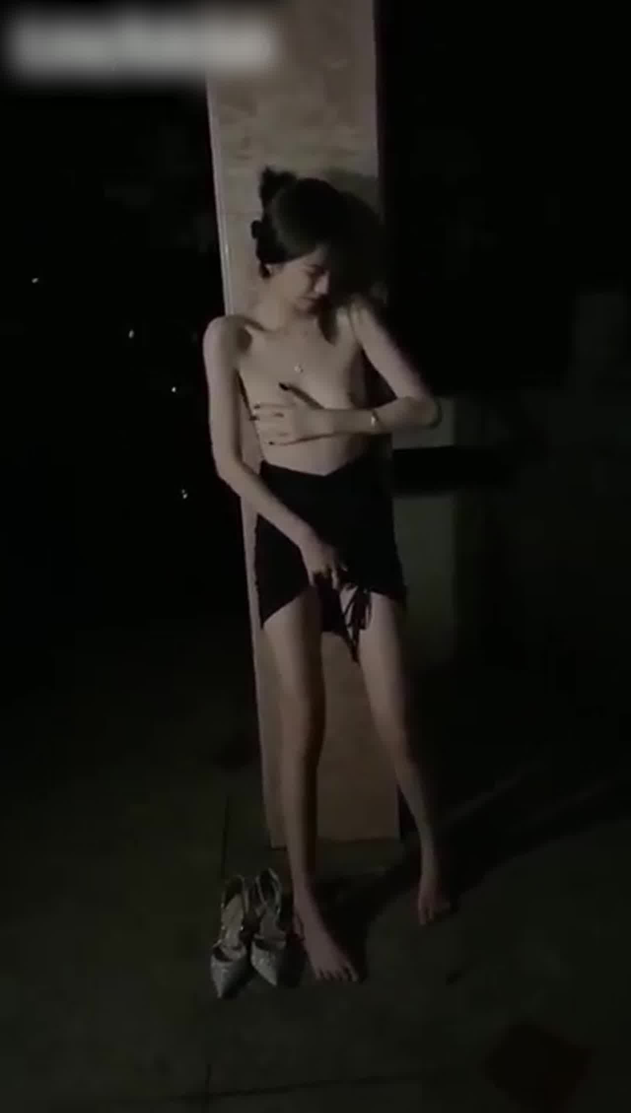  高颜质美女野外大胆露出 的剧照1